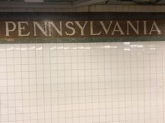 4日目は自由の女神のクラウンに登るのがメインです。

朝ペンシルヴァニア駅から地下鉄①号線でサウスフェリー駅まで行きます。

何度この駅を利用したかしら？お馴染みの駅です。この文字タイルなんですよね。