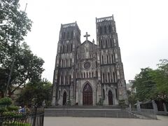 続いてこちらへ。ハノイ大教会。1886年に建造された教会だそうです。中には入れなかったので外観だけ。