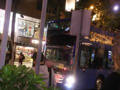 オープントップバスのツアーは、ホテルのすぐそばの集合場所から出発、３連休がらみなので、待っている人は多かったです。