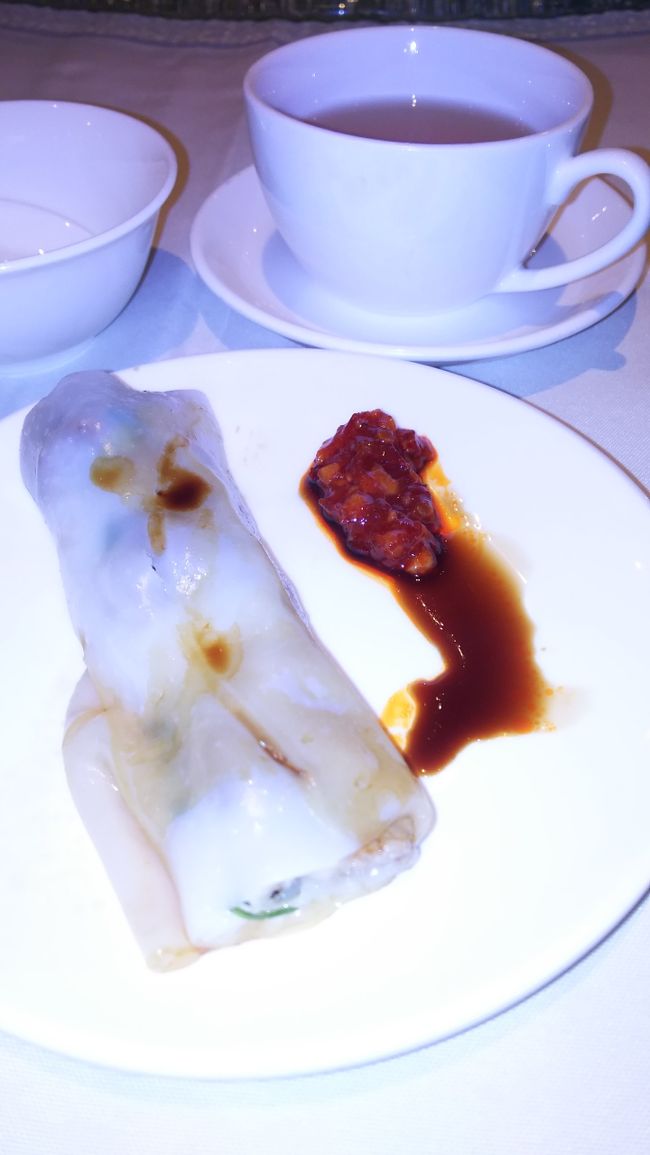 ツアーに付いている飲茶の昼食。ガイドブックで見ると得体のしれないものでしたが、食べるとつるっと入って、おいしいです。