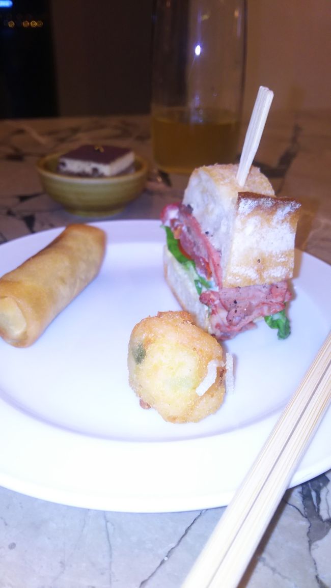 夜はオープントップバスのツアーがあるので、ホテルのラウンジで軽食で済ませました。ビールなどアルコールも色々あります。