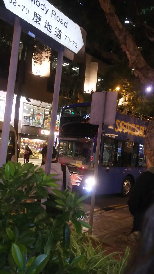 オープントップバスのツアーは、ホテルのすぐそばの集合場所から出発、３連休がらみなので、待っている人は多かったです。