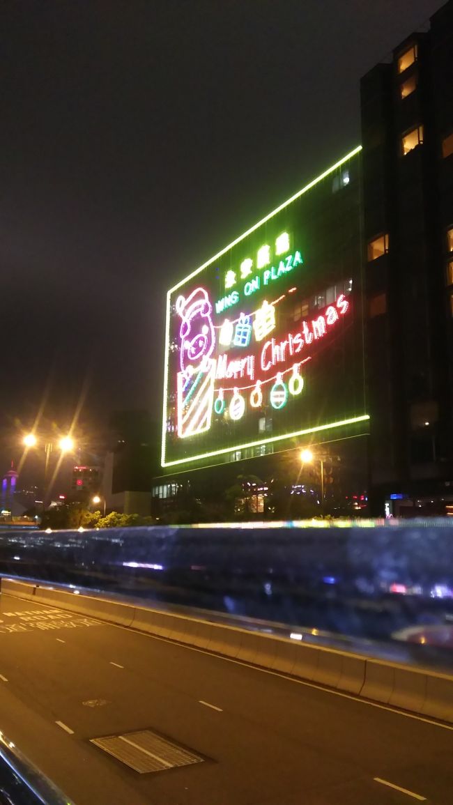 ゆっくりと、あるいはスピードを上げて、九龍半島の街中を走ります。風が心地よいです。