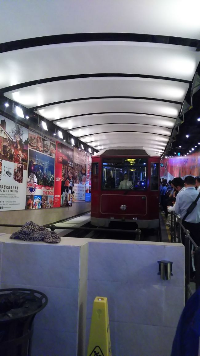 旺角でバスを乗り換え、ケーブル乗り場へやってきました。混んでいますが、そんなに時間を待たずに乗せてくれます。