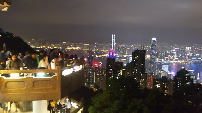 降りるピークトラムもかなり並んでいました。