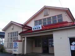 福島県立美術館で開催されている「伊藤若冲展」は午前９時半から。
駐車場のことも考慮して、十分に余裕ある行程で着いたつもりが・・・
美術館の直前で大渋滞にはまった。
雨の中、誘導の人から声をかけられた。
「このままお待ちいただいても駐車場が満車のため、２時間待ちです」と。

なぬ！
予想してたこととはいえ、恐るべし若冲人気！！

次善の策として、ＭＡＸふくしまという商業施設の駐車場に車を停めて、福島交通飯坂線（飯坂電車）の曽根田駅から１駅だけ電車に乗り、美術館を目指すことを案内された。
旅に出る前に若冲展の公式ホームページで予習していたので、慌てることなく対処。