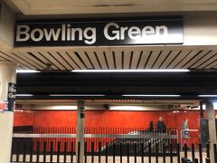 ボウリンググリーン駅です。

地下鉄4号線に乗り、Lexington　Avenue59まで行きます。南から北へ帰ります。

次の目的地はBlooming　dales（デパート）です。