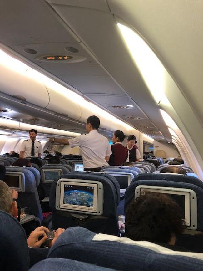 無事にバルセロナ行に搭乗。<br />機材は330-200。欧米人のお客様が多い事。<br />座席はほぼ満席です。<br /><br />日本語の案内は当然ありませんが客室乗務員の皆さんも感じ良し。<br />てきぱき動き回っていました。<br /><br />これまた定刻にTAKE OFF。<br /><br />