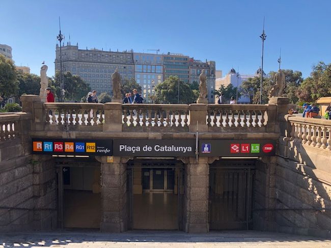 で朝9時10分にはカタルニア広場前にて数十時間ぶりのタバコを。<br />順調すぎて拍子抜け。エアチャイナも快適で疲労感もなし。<br /><br />天気も最高。空の色がきれい過ぎます。<br />さ～初バルセロナを楽しみます。<br /><br />②に続く。<br /><br />