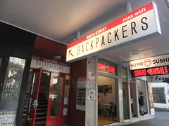 クイーンストリート近くにある、Queen Street Backpackersという宿へ。エアーズロックはツアーで宿ごと抑えたにせよ、残りの三泊は安いけど町中で便利な宿を選んだ結果、3泊で5000円以下、さすがバックパッカー天国。 