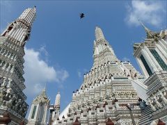ここには、ヒンドゥー教の聖地カイラー山を模して造られたという大仏塔と、

それを囲むように４基の小塔が建てられています。

造られたのはアユタヤ王朝時代とのことですが、最近改修が終わって綺麗になったばかりとのこと。だからこんなに真っ白なんですね。改修前の姿を知らないので、なんとも較べようがないのだけど。煤けている頃の写真はネット上で見たことがあります。