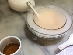 お腹いっぱいなんだけど、デザートはどうしても食べたい家族。
そこで、有名店「糖朝」に行きました。
２０年前は人気すぎて入れなかったお店。

行ってみると地下でひっそりとしており、お客さんもまばら･･･。
しかも、現金のみでカードは使えません。（21:00という時間のためでしょうか？）
旦那と二人財布の中身を確認しながら注文しました。

これはドライアイスのモクモクとともに出てくる豆腐花。（46ドル）