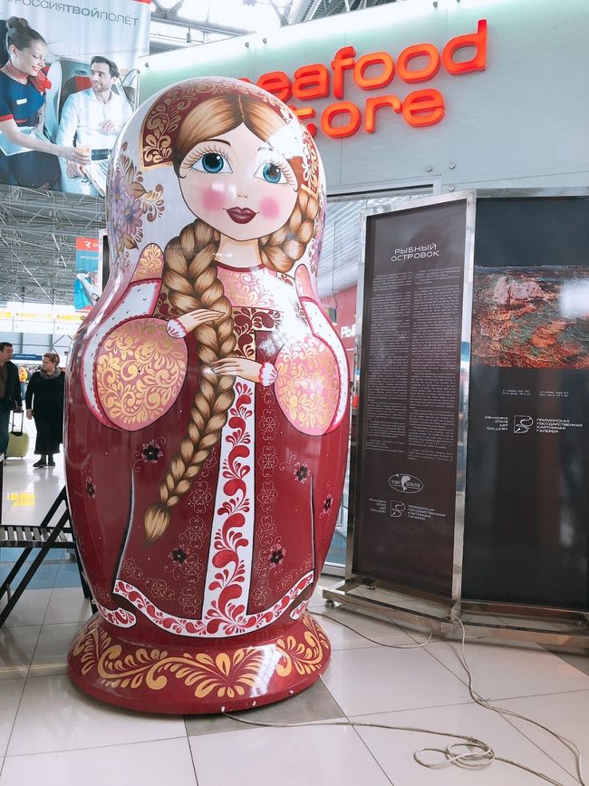 ウラジオストク空港はこじんまりとしています。空港では最低限のお土産は揃います。飲食ができるお店も数店舗ありますが、地下にある「カフェテリア　フライト」はなくなっていました。<br />また、出国すると小さな免税店しかありません。少額紙幣を使い切りたい方や、軽食を調達したい方は出国前までに買っておくことをおすすめします。　