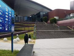 ホテルから歩くこと２５分、水族館へやってきました。前回は素通りだったけれど今日は入館します。このまま入ると￥２，０００なので直ぐ近くのファミリーマートへ行き、ファミポートでJTBレジャーチケットの割引券￥１，８００を購入。
よっしゃ。