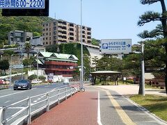 水族館から徒歩３５分（下関駅から７０分）でやっと海底トンネル入り口に着きました。道は平坦だし海沿い＆関門橋等で景色は良かったけど暑くてキツイ。