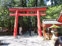 山のホテルから徒歩で　箱根神社本殿へ来ました。
わりに近くで　すぐでした。