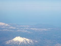 JL2001便　伊丹空港8:10 発 　新千歳空港9:55 着
窓からは美しい岩木山が見えました。
