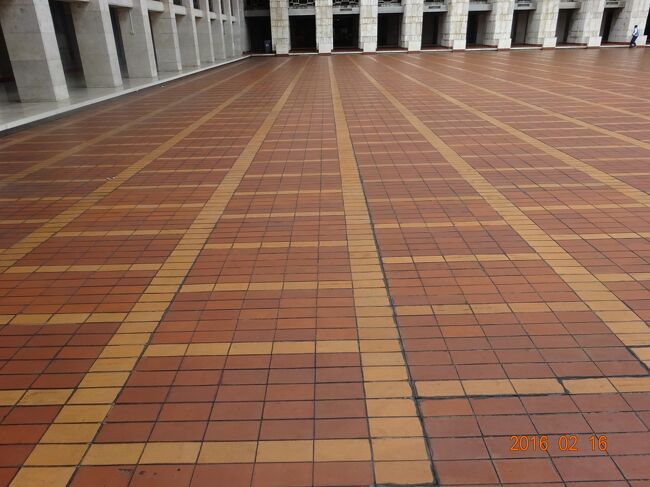 広い広場です　人マスに一人が礼拝します