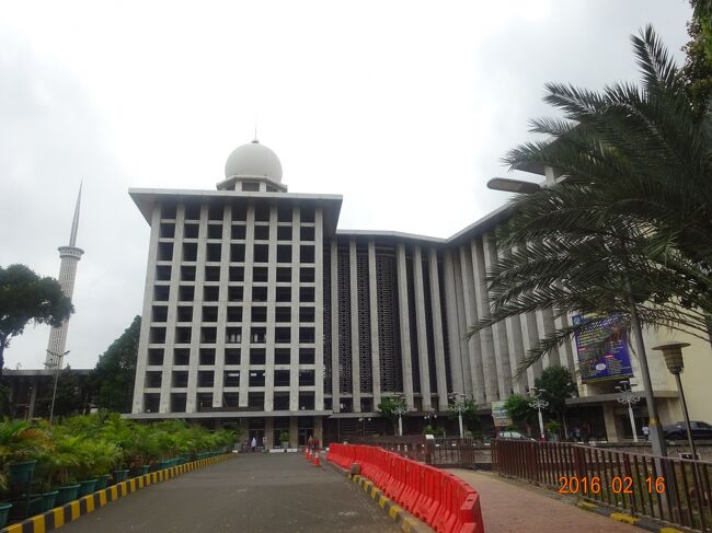 モスクの建物　　広い敷地の中に建っています