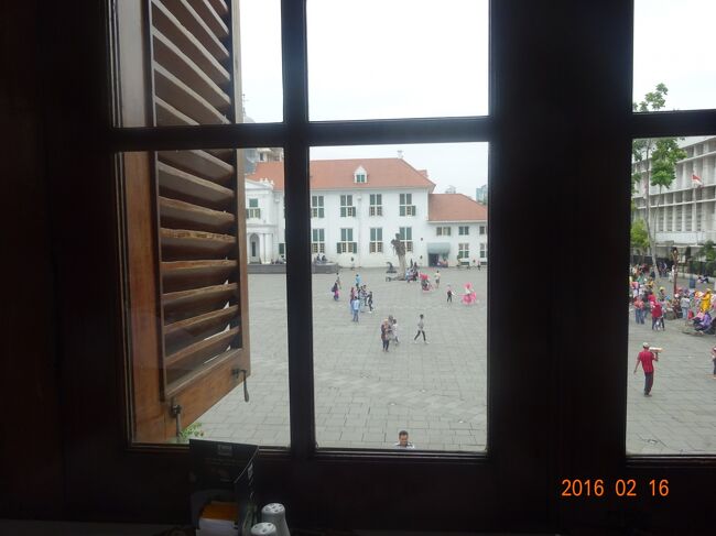 レストランの2階で食事をしました　レストランからの景色です　　　　　　<br />広場が見えて気持ちの良い場所です