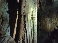 秋芳洞の目玉のひとつ、黄金柱。天井から垂れてくる石灰質を含んだ水が滴り落ちるときにできた柱だ。高さは約15メートル、幅も4メートルもある。数万年かけて出来上がったこの柱の歴史の重みを感じさせる場所だ。