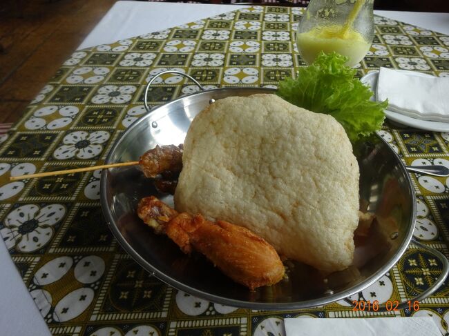 鶏肉とおせんべいの様な食感の食べ物でした