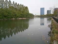  森ノ宮駅から大阪城公園を通り抜けていくとお堀が見えてきます。