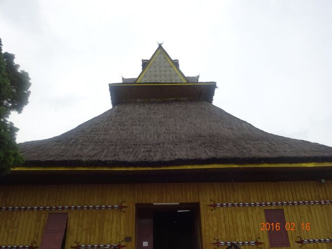 タマンミニ・インドネシア・インダー内を説明を聞きながら散策しました