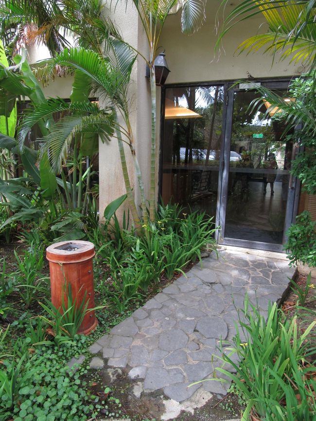 とりあえず朝の一服。灰皿はフロント突き当り右に曲がりエレベーターホールを出ると屋外にります。<br />