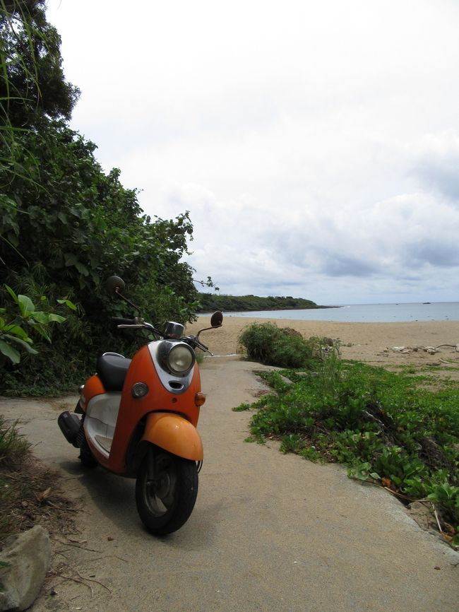 小径を５分程歩くと小湾ビーチにたどり着きました。