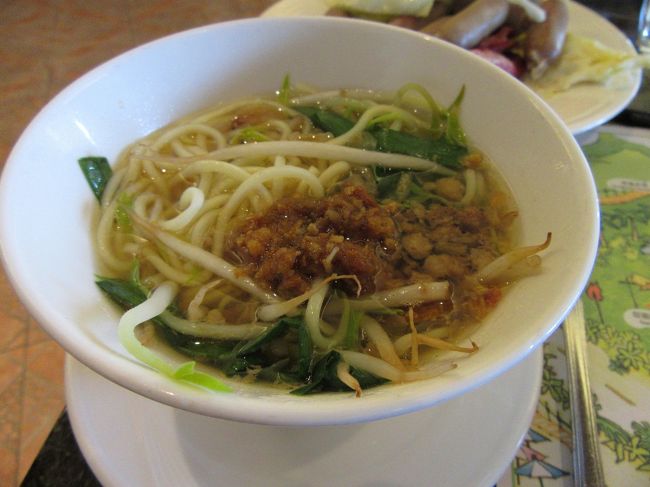 先程オーダーしたミェン（麺）味付けは薄味だけど、優しい味でお替りしたいくらいでした。全て日本人好みの味付けで八角も抑えてあり。非常に美味でした。<br /><br />