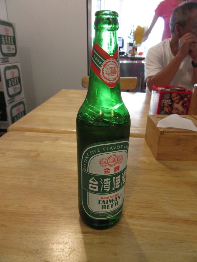 まずは、台湾ビール。ぬるい～。