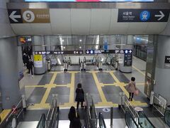 駅で韓国のスイカ、パスモにあたるT－MONEYカードにチャージしました。

空港ターミナルから地下鉄の駅、すごく遠い。
たくさん歩かねばなりません。

スーツケースではなく、旅行カバンでやってきたので、重たくて腕がツリそうでした＞＜