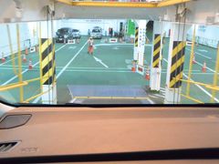 係員の指示に従って、進みます。