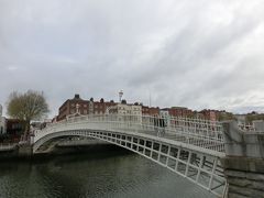 街の中心部に到着しました。こちらはダブリンの街の象徴的存在、ハーフペニー橋です。