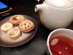 令和元年5月5日（日）

この日は，6時00分に起床して，7時00分頃にチェックアウトして，タクシーで香港国際空港へ向かいました。

スムーズにチェックインをすることができ，出国審査がすべて機械でした。