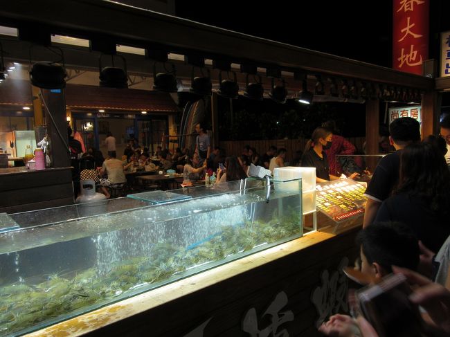 生きたエビを串刺しにして焼くお店もありました。<br />