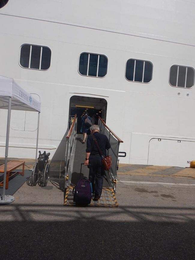 13階まであるデッキのうち４階のギャングウェイ（人道橋）から入ります。