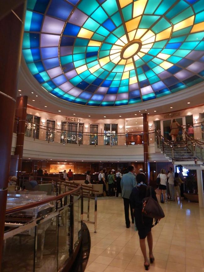 客を出迎える明るい吹き抜けホール