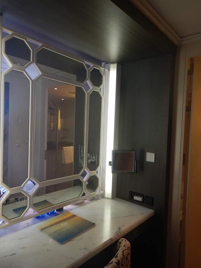 大きな鏡台があるので女性には嬉しいです。