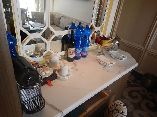 エスプレッソマシン完備なのでいつでも珈琲が飲めます。<br />当然、冷蔵庫もありますので快適です。