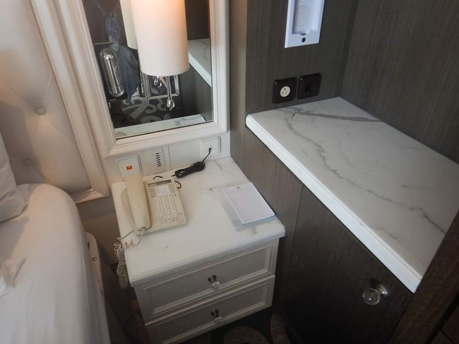 内線電話でいつでもバトラーが呼び出せます。何とこの部屋バトラーつきなので、ルームサービスやランドリーの依頼を出せます。