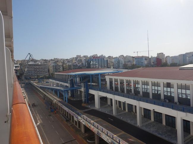 港のターミナルビルよりも圧倒的に船の１０階の方が高いので如何にこの船が巨大か分かります。<br />実はこれでも中規模で最大級のクイーンエリザベス号は倍の収容人数なのでまだまだ大きい船が存在することに驚きます。