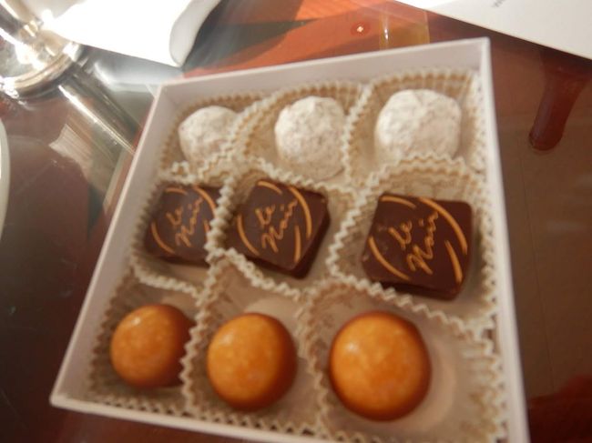 シャンパンの御供、チョコも置いてあります。蓋に船のマークが入っていたのでオリジナルっぽいです。