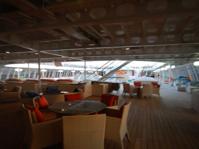 船の中を探検してプールサイドに出てきました。