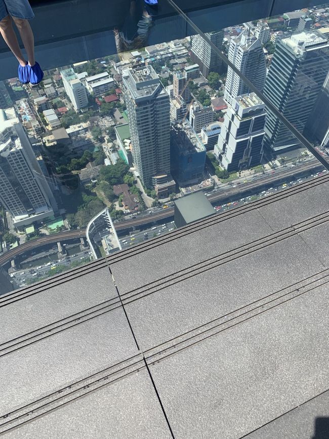 床からのぞいた感じ。ガラスの床に乗ったり座ったりするだけなら意外と大丈夫でしたが、下を見ると急に恐 恐怖感におそわれます。