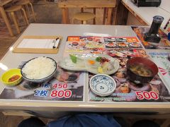 ３日目は、レンタカーで松前、大沼に足を延ばします。

まずは、朝市で活イカ定食。イカが新鮮、みそ汁の出汁も効いていて、美味しくないはずがありません。