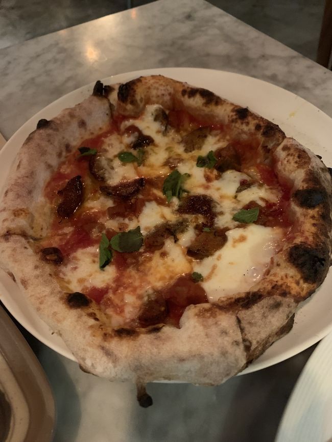 ピザが有名とのことで、本当に美味しかったです！平日だったので空いてると思ったけど、20時頃から混みはじめました。ちなみに、私たちのテーブルは隣もその隣も日本人客だったので、バンコクに来てる感はなかったです笑