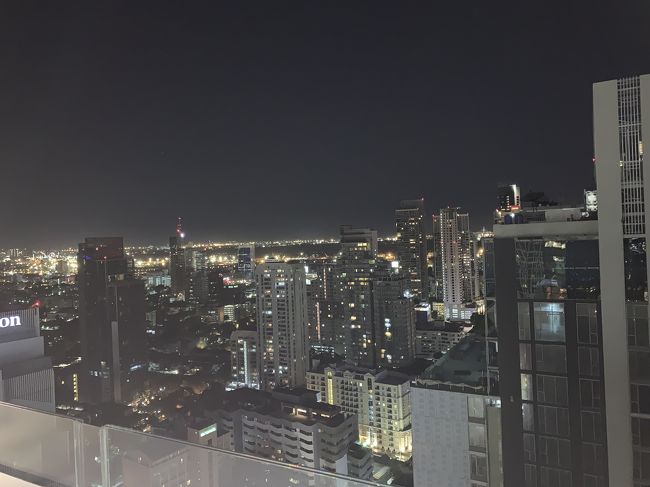 食後はルーフトップバーへ。バニラスカイというとこでした。