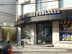BUTTER FINGER PANCAKES
狎鴎亭(アックジョン)ロデオに来たのは、こちらのパンケーキが目的です。

韓国生まれのパンケーキのお店。
ガイドブックの写真がすっごく美味しそうだったので。